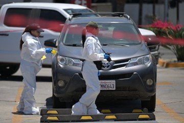 Carro parado em frente ao Estádio Caliente, no México, onde corpo foi achado, dentro do porta-malas. Espaço serve como local de treino para a Seleção Iraniana durante a Copa do Mundo       -  (crédito:  AFP)