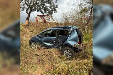 O impacto lateral feriu os dois ocupantes do carro, que foram transportados a um hospital da região -  (crédito: Reprodução: CBMDF)