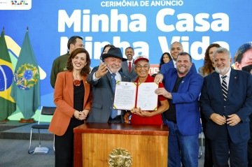 'A verdade nua e crua é que o povo pobre trabalhador é tratado como se fosse invisível', declarou Lula na cerimônia -  (crédito: Ricardo Stuckert/PR)