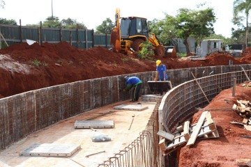 Obra na Piscina de Ondas inicia instalação hidráulica e estrutura de concreto do rio lento -  (crédito: Novacap/Divulgação)