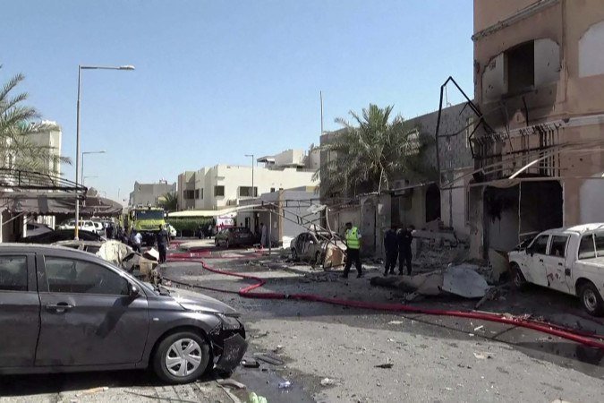 Impacto de ataque do Irã ao Bahrein, que abriga uma das principais bases dos EUA na região: vizinhos pressionam Washington por fim da guerra - (crédito: Bahrain TV/AFP) Impacto de ataque do Irã ao Bahrein, que abriga uma das principais bases dos EUA na região: vizinhos pressionam Washington por fim da guerra - (crédito: Bahrain TV/AFP)