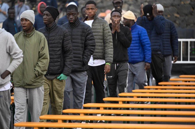 Migrantes chegam para o encontro com o l&iacute;der cat&oacute;lico, no centro "Las Raices", nas Ilhas Can&aacute;rias 