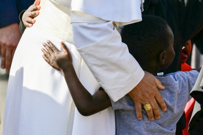 O flagrante do abraço a criança migrante, em San Cristobal de la Laguna, perto da cidade de Santa Cruz de Tenerife: contra a indiferença  