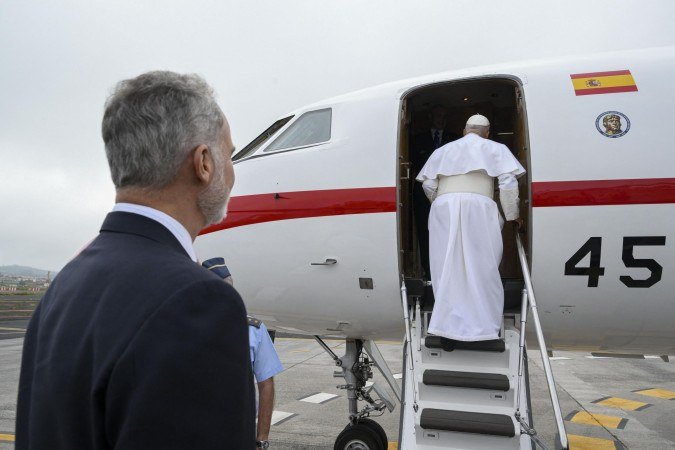 Papa embarca no avião oferecido pelo rei da Espanha, Felipe VI (L), depois de pane técnica na aeronave oficial 