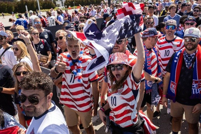 Fãs começam a chegar ao SoFi Stadium para a estreia dos EUA na Copa e a terceira cerimônia de abertura -  (crédito: ETIENNE LAURENT / AFP)