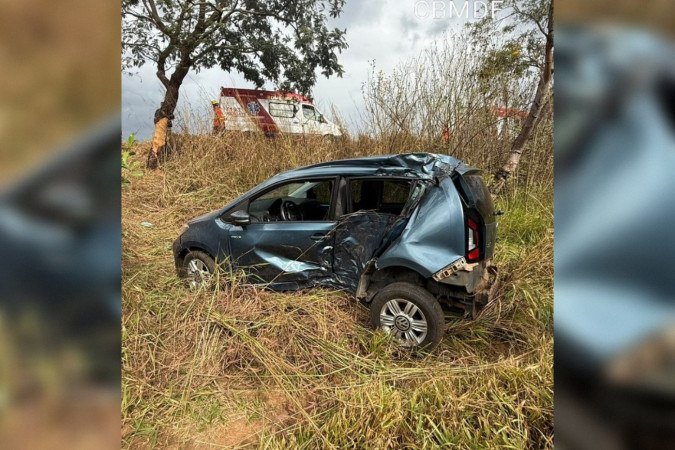 O impacto lateral feriu os dois ocupantes do carro, que foram transportados a um hospital da região - (crédito: Reprodução: CBMDF) O impacto lateral feriu os dois ocupantes do carro, que foram transportados a um hospital da região - (crédito: Reprodução: CBMDF)