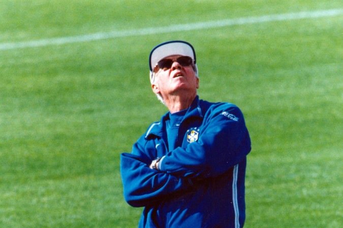   Franca.  - . Pauta: Copa do Mundo de Futebol de 1998 - Franca. Concentracao/Treino. 29/05/1998. Credito: Claudio Versiani/CB. Neg.: 037202. Pasta: COPA DO MUNDO DE FUTEBOL DE 1998 - FRANCA. CONCENTRACAO/TREINO. Tecnico da  Selecao Brasileira de Futebol, Zagallo, olha para cima durante treino.12 jul. 1998. Caderno Especial, p. 9.
      Caption  -  (crédito:  Cláudio Versiani/CB/D.A Press)
