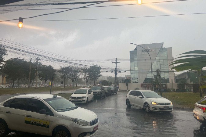 Chuva intensa atingiu regiões administrativas a partir das 13h desta sexta (12) - (crédito: Gabriela Cidade/CB/DA Press) Chuva intensa atingiu regiões administrativas a partir das 13h desta sexta (12) - (crédito: Gabriela Cidade/CB/DA Press)