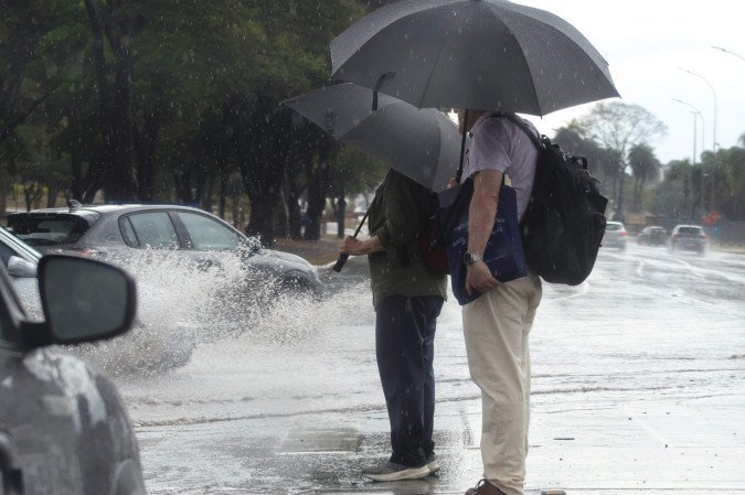 Nesta segunda-feira (15/6), ainda há possibilidade de ocorrência de chuvas isoladas, com pancadas durante a noite - (crédito: Davi Pereira /CB/D.A Press.) Nesta segunda-feira (15/6), ainda há possibilidade de ocorrência de chuvas isoladas, com pancadas durante a noite - (crédito: Davi Pereira /CB/D.A Press.)