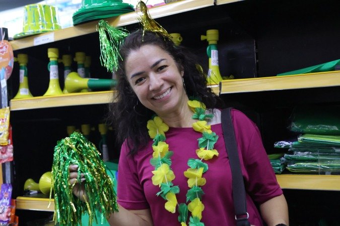 Mirian Ribeiro entrou no clima do Mundial e garantiu os adereços
