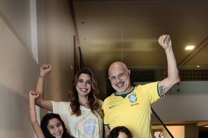  12/06/2026. Crédito: Minervino Júnior/CB/D.A Press. Brasil.  Brasilia - DF. Família com esperança que o Brasil se tornará hexa em 2026. Antônio Araújo, Soraya Araújo e suas filhas Isadora(verde) e Ana Valentina.