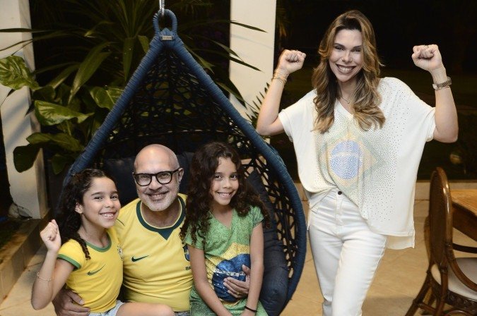 12/06/2026. Crédito: Minervino Júnior/CB/D.A Press. Brasil. Brasilia - DF. Família com esperança que o Brasil se tornará hexa em 2026. Antônio Araújo, Soraya Araújo e suas filhas Isadora(verde) e Ana Valentina. - (crédito: Minervino Júnior/CB/D.A.Press) 12/06/2026. Crédito: Minervino Júnior/CB/D.A Press. Brasil. Brasilia - DF. Família com esperança que o Brasil se tornará hexa em 2026. Antônio Araújo, Soraya Araújo e suas filhas Isadora(verde) e Ana Valentina. - (crédito: Minervino Júnior/CB/D.A.Press)