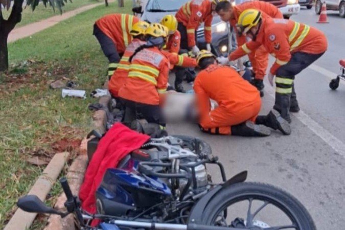 Acidente envolvendo carro e motocicleta causa trânsito no Jardim Botânico - (crédito: CBMDF/Divulgação) Acidente envolvendo carro e motocicleta causa trânsito no Jardim Botânico - (crédito: CBMDF/Divulgação)
