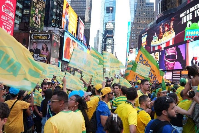 Torcedores lotam a principal avenida de Nova York em festa organizada pelo Movimento Verde e Amarelo na véspera do duelo contra o Marrocos
- (crédito: Reprodução/Kevin Frighetto) Torcedores lotam a principal avenida de Nova York em festa organizada pelo Movimento Verde e Amarelo na véspera do duelo contra o Marrocos
- (crédito: Reprodução/Kevin Frighetto)