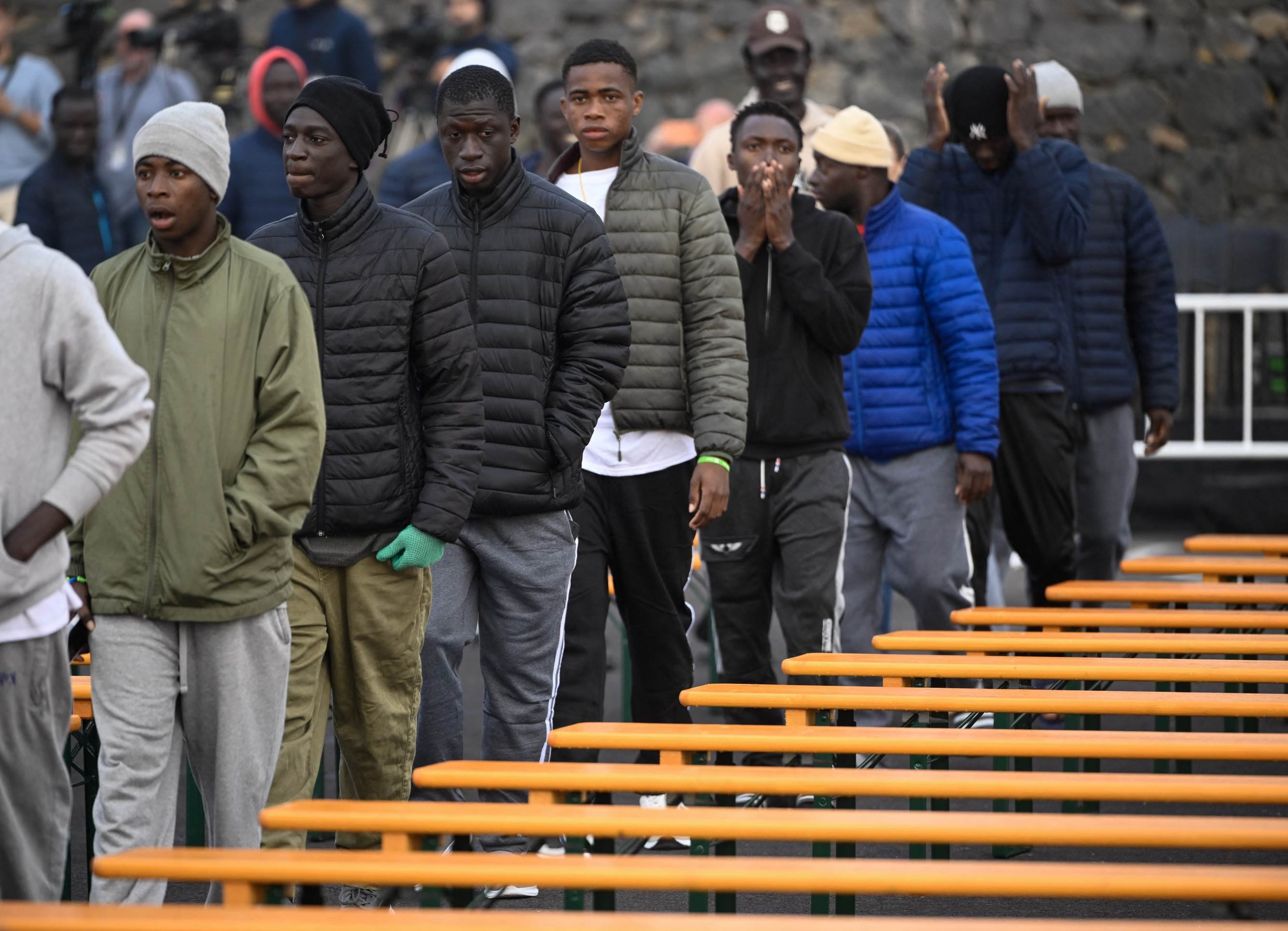 Migrantes chegam para o encontro com o l&iacute;der cat&oacute;lico, no centro "Las Raices", nas Ilhas Can&aacute;rias 