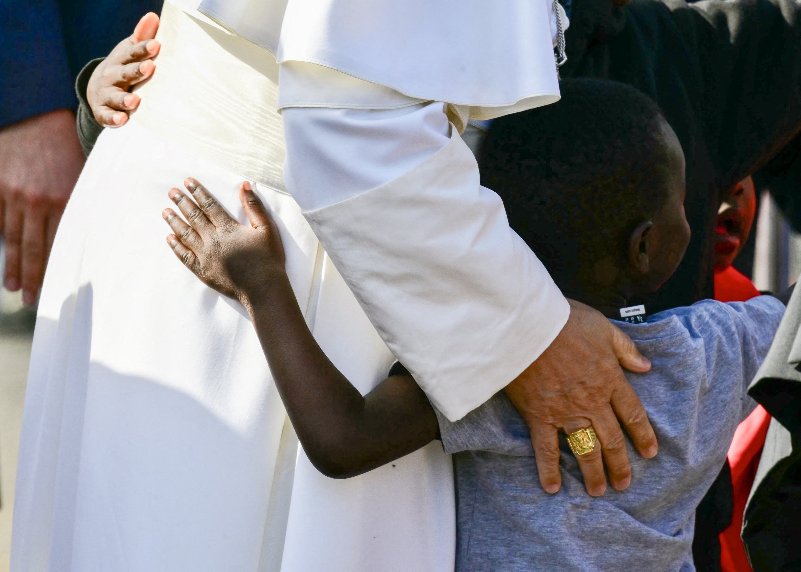 Um abra&ccedil;o a uma crian&ccedil;a migrante, em San Cristobal de la Laguna, perto de Santa Cruz de Tenerife 