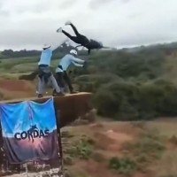 Maria Eduarda foi lançada sem cordas da ponte. SPU avaliará a melhor maneira de destruir pilares e vigas -  (crédito: Reprodução/EPTV)