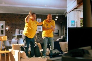 Campanha &ldquo;V&eacute;io no Lance&rdquo; da Havan retrata o entusiasmo dos torcedores em casa durante a Copa do Mundo, unindo futebol e humor. -  (crédito: Divulga&ccedil;&atilde;o)