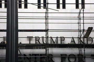 Andaimes estão montados perto da placa do 'Donald J. Trump and John F. Kennedy Memorial Center for the Performing Arts' em Washington, DC, em 13 de junho de 2026 - (crédito: ALEX WROBLEWSKI / AFP) Andaimes estão montados perto da placa do 'Donald J. Trump and John F. Kennedy Memorial Center for the Performing Arts' em Washington, DC, em 13 de junho de 2026 - (crédito: ALEX WROBLEWSKI / AFP)