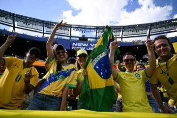 Nas redes sociais, hashtags e memes reforçam o apoio às 'segundas camisas' - (crédito: Mauro Pimentel/AFP) Nas redes sociais, hashtags e memes reforçam o apoio às 'segundas camisas' - (crédito: Mauro Pimentel/AFP)