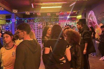 A programação contou com a transmissão da partida seguida de apresentações de DJs e artistas periféricos -  (crédito: Luana Nogueira)