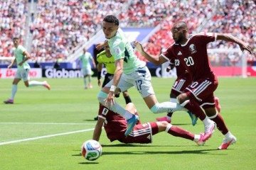 Ruben Vargas, da Suíça, passa por Fathy (20), do Qatar Foto -  (crédito:  Foto: Alex Grimm/Getty Images)