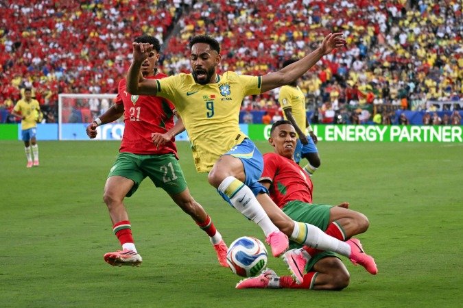  Brazil's forward #09 Matheus Cunha and Morocco's forward #09 Soufiane Rahimi (L) fight for the ball during the 2026 World Cup Group C football match between Brazil and Morocco at the New York/New Jersey Stadium in East Rutherford on June 13, 2026. (Photo by Mauro PIMENTEL / AFP)       