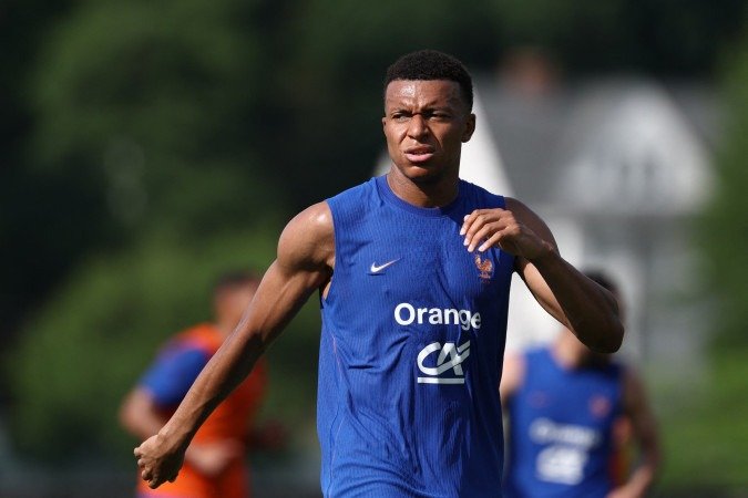 Com Kylian Mbappé e outros astros, França estreia no dia 16 de junho - (crédito: FRANCK FIFE/AFP) Com Kylian Mbappé e outros astros, França estreia no dia 16 de junho - (crédito: FRANCK FIFE/AFP)