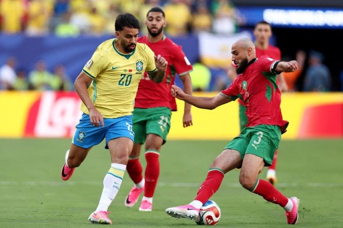 Lucas Paquet&aacute;, do Brasil, em duelo contra Mazraoui, de Marrocos, durante a partida entre as sele&ccedil;&otilde;es pela Copa do Mundo de 2026