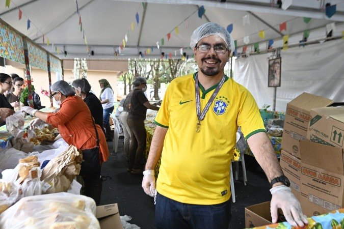 Hugo Junqueira é voluntário na entrega dos pães - (crédito: Ed Alves/CB/D.A Press) Hugo Junqueira é voluntário na entrega dos pães - (crédito: Ed Alves/CB/D.A Press)