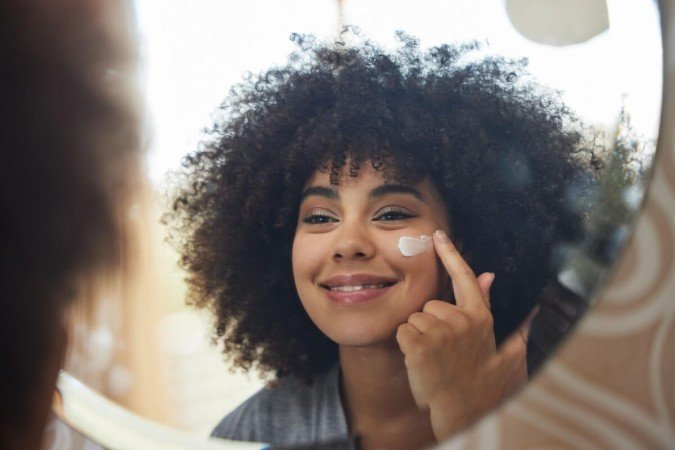 A proteção diária continua sendo uma das principais formas de prevenir o câncer de pele (Imagem: PeopleImages | Shutterstock) - (crédito: EdiCase) A proteção diária continua sendo uma das principais formas de prevenir o câncer de pele (Imagem: PeopleImages | Shutterstock) - (crédito: EdiCase)