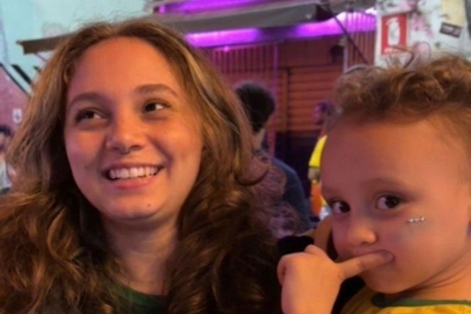Para a servidora pública Luiza Vila, 32, a Copa deste ano ganhou um significado diferente. Depois de acompanhar a última edição grávida, ela agora vive a experiência ao lado da filha, Sol Vila, de 4 anos - (crédito: Paulo Gontijo) Para a servidora pública Luiza Vila, 32, a Copa deste ano ganhou um significado diferente. Depois de acompanhar a última edição grávida, ela agora vive a experiência ao lado da filha, Sol Vila, de 4 anos - (crédito: Paulo Gontijo)