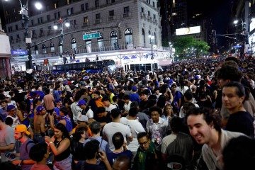 Torcedores do Knicks lotam as ruas em comemoração após a vitória do New York Knicks sobre o San Antonio Spurs no Jogo 5 das Finais da NBA, em Nova York, no dia 14 de junho de 2026 - (crédito: KENA BETANCUR / AFP) Torcedores do Knicks lotam as ruas em comemoração após a vitória do New York Knicks sobre o San Antonio Spurs no Jogo 5 das Finais da NBA, em Nova York, no dia 14 de junho de 2026 - (crédito: KENA BETANCUR / AFP)