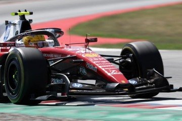O piloto britânico da Ferrari, Lewis Hamilton, compete no Grande Prêmio da Catalunha de Fórmula 1 no Circuito da Catalunha em Montmeló, nos arredores de Barcelona, ??em 14 de junho de 2026       -  (crédito: LLUIS GENE / AFP)