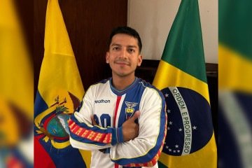 Para Diego, vestir a camisa da seleção e compartilhar a torcida com outros conterrâneos é uma forma de preservar a identidade -  (crédito: Paulo Gontijo/CB/D.A.Press)