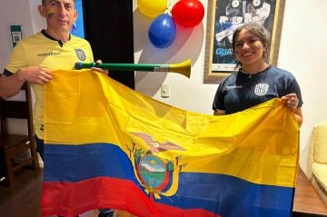Apesar da derrota, Paulette e o pai seguem confiantes em uma boa campanha do Equador na Copa do Mundo - (crédito: Paulo Gontijo/CB/D.A. Press) Apesar da derrota, Paulette e o pai seguem confiantes em uma boa campanha do Equador na Copa do Mundo - (crédito: Paulo Gontijo/CB/D.A. Press)