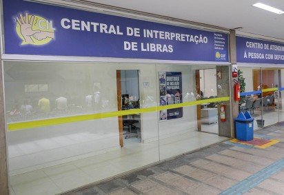 A Central de Interpreta&ccedil;&atilde;o de Libras funciona na Esta&ccedil;&atilde;o do Metr&ocirc; da 112 Sul, na Pra&ccedil;a do Cidad&atilde;o -  (crédito: Matheus Borges/Ag&ecirc;ncia Bras&iacute;lia) -A Central de Interpreta&ccedil;&atilde;o de Libras funciona na Esta&ccedil;&atilde;o do Metr&ocirc; da 112 Sul, na Pra&ccedil;a do Cidad&atilde;o -  (crédito: Matheus Borges/Ag&ecirc;ncia Bras&iacute;lia)