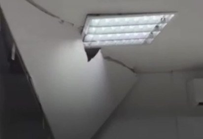 Parte do teto cedeu em um das salas do setor de hemodin&acirc;mica na unidade 1 do HUB.
 -  (crédito: Reprodu&ccedil;&atilde;o) -Parte do teto cedeu em um das salas do setor de hemodin&acirc;mica na unidade 1 do HUB.
 -  (crédito: Reprodu&ccedil;&atilde;o)