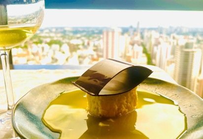 Restaurante rooftop curitibano tem cardápio em homenagem a cidade e investe em adega com rótulos brasileiros -  (crédito: Uai Turismo) -Restaurante rooftop curitibano tem cardápio em homenagem a cidade e investe em adega com rótulos brasileiros -  (crédito: Uai Turismo)