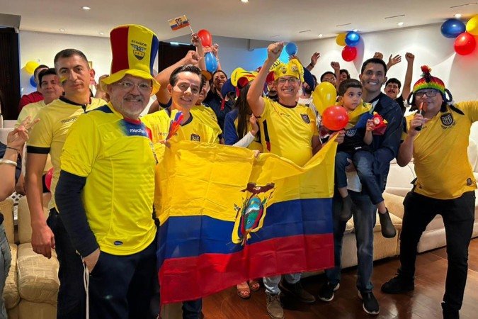 Equatorianos acompanham, na embaixada do país, estreia da seleção na Copa - (crédito: Paulo Gontijo/CB/D.A Press) Equatorianos acompanham, na embaixada do país, estreia da seleção na Copa - (crédito: Paulo Gontijo/CB/D.A Press)