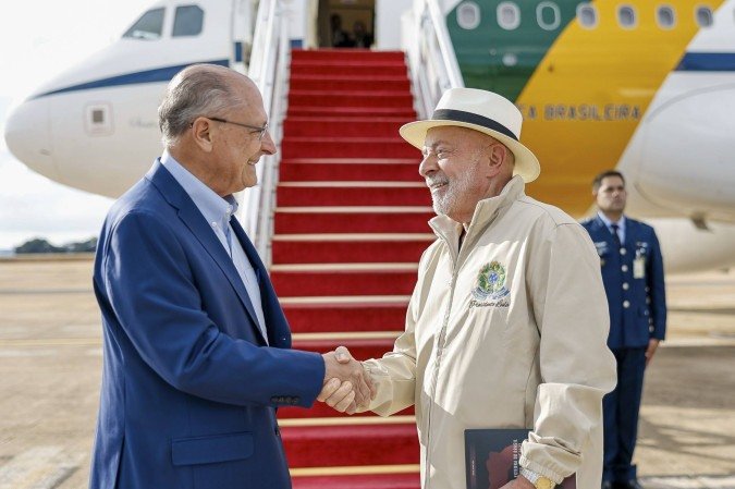 Lula passa a faixa presidencial para Alckmin antes de embarcar para a França: articulações para encontro com Trump e discurso amanhã durante cúpula do G7 -  (crédito: Ricardo Stuckert/PR)