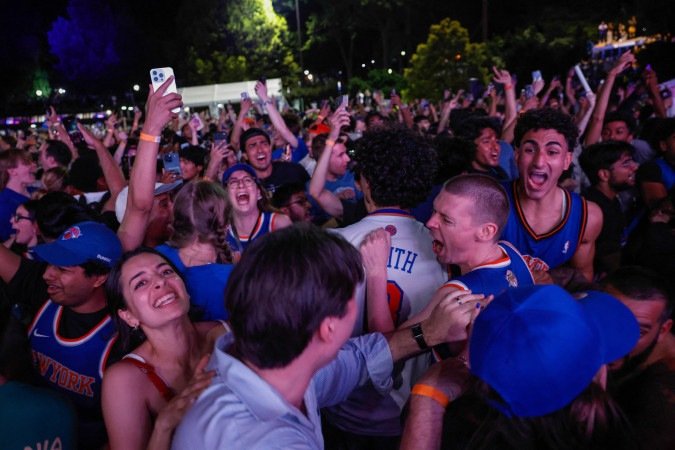 Torcedores do Knicks comemoram no Central Park após o New York Knicks derrotar o San Antonio Spurs no Jogo 5 das Finais da NBA, conquistando o título da série, em Nova York, em 13 de junho de 2026 - (crédito: KENA BETANCUR / AFP) Torcedores do Knicks comemoram no Central Park após o New York Knicks derrotar o San Antonio Spurs no Jogo 5 das Finais da NBA, conquistando o título da série, em Nova York, em 13 de junho de 2026 - (crédito: KENA BETANCUR / AFP)