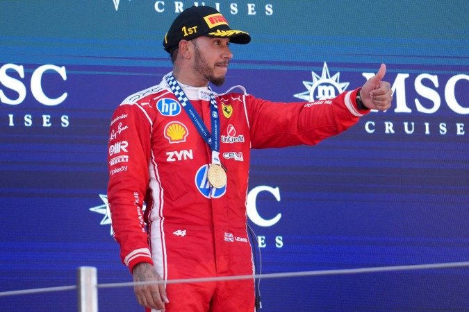 Depois de sofrer muito com o carro vermelho em 2025, o hexacampeão da Fórmula 1 vinha de um segundo lugar em Mônaco, semana passada, e celebrou o primeiro triunfo em Barcelona com direito a choro e muita emoção - (crédito: Manaure QUINTERO / AFP) Depois de sofrer muito com o carro vermelho em 2025, o hexacampeão da Fórmula 1 vinha de um segundo lugar em Mônaco, semana passada, e celebrou o primeiro triunfo em Barcelona com direito a choro e muita emoção - (crédito: Manaure QUINTERO / AFP)