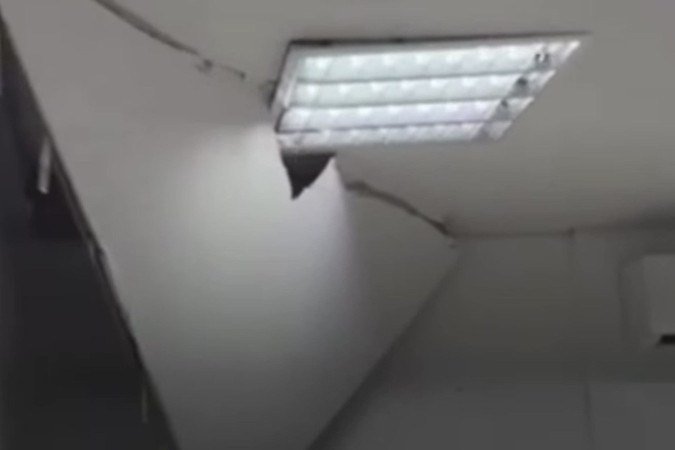 Parte do teto cedeu em um das salas do setor de hemodinâmica na unidade 1 do HUB.
- (crédito: Reprodução) Parte do teto cedeu em um das salas do setor de hemodinâmica na unidade 1 do HUB.
- (crédito: Reprodução)
