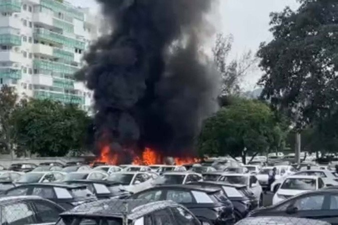 O Corpo de Bombeiros do Rio de Janeiro foi acionado às 8h59 deste domingo para atender a uma ocorrência envolvendo a queda de duas aeronaves 