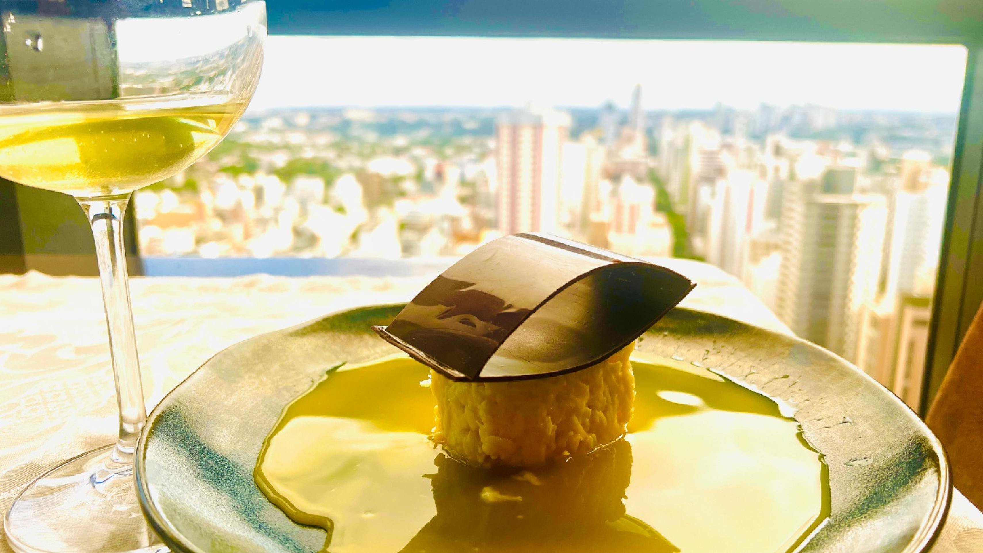 Restaurante rooftop curitibano tem cardápio em homenagem a cidade e investe em adega com rótulos brasileiros