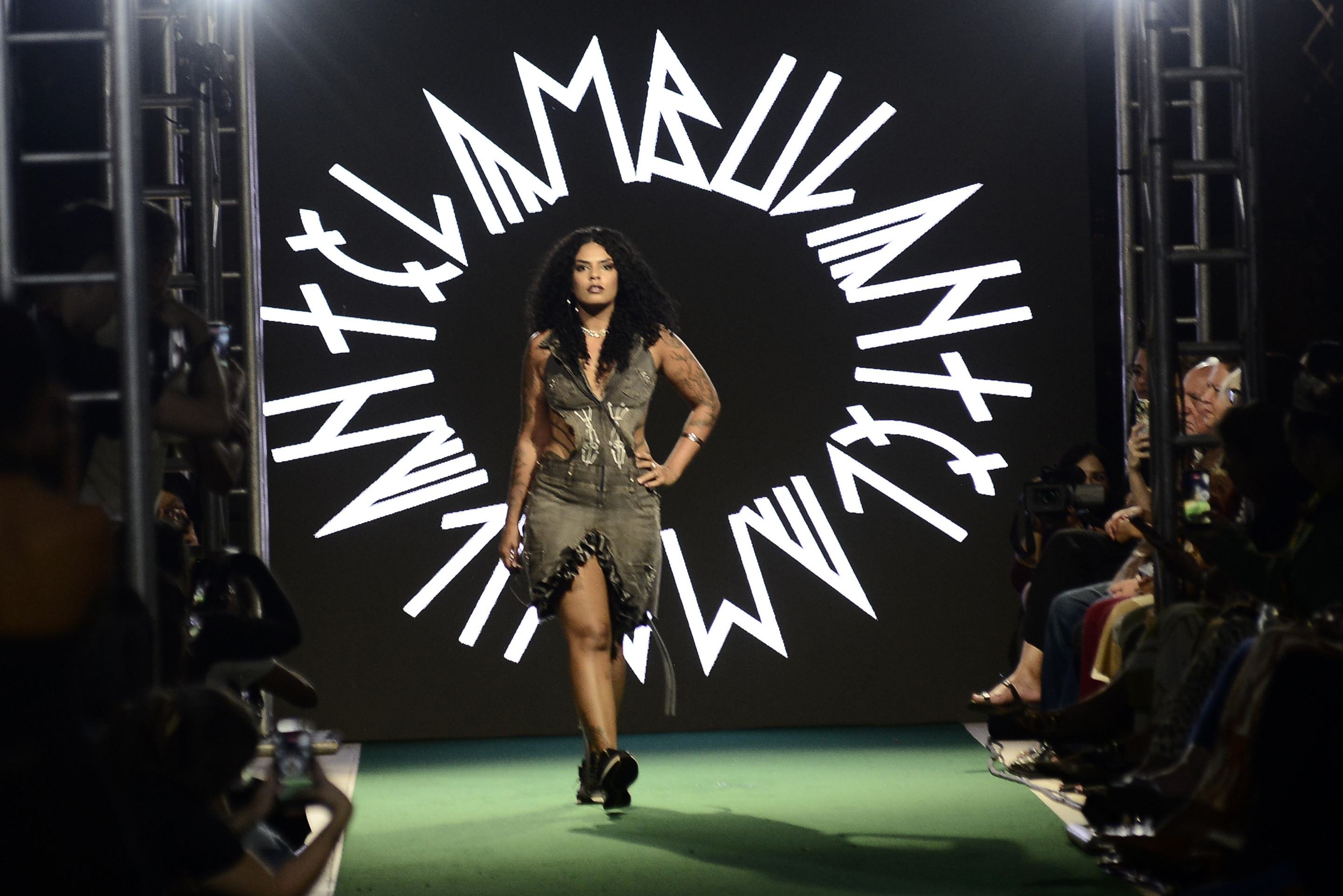Desfile de moda autoral reúne marcas brasilienses 