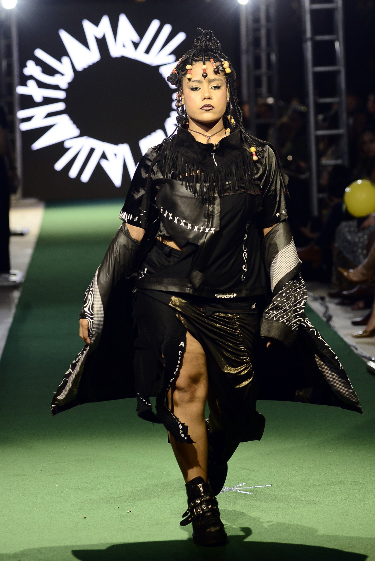 A Tela Ambulante trabalha com moda sustent&aacute;vel e participou do desfile 