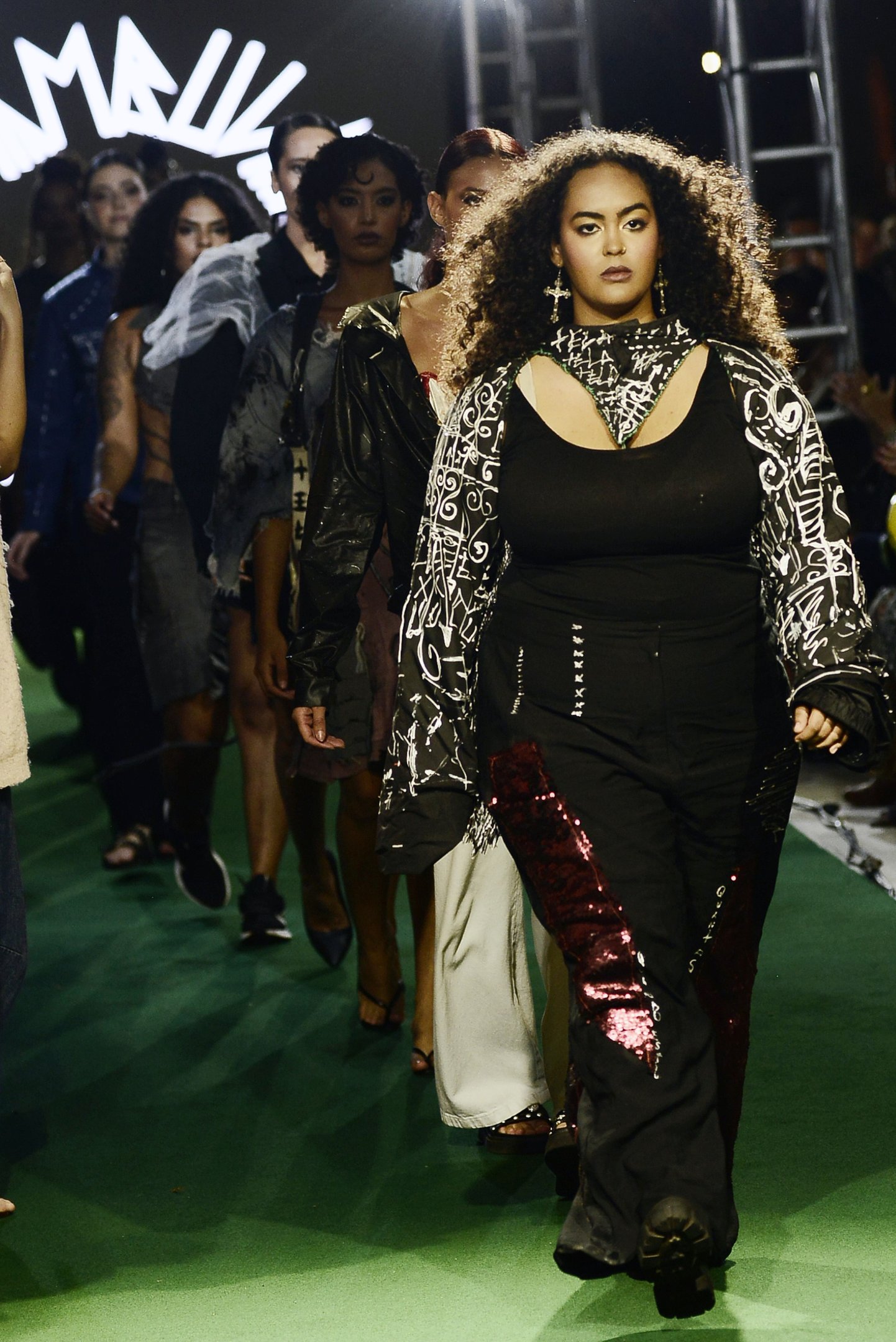 A Tela Ambulante trabalha com moda sustent&aacute;vel e participou do desfile 
