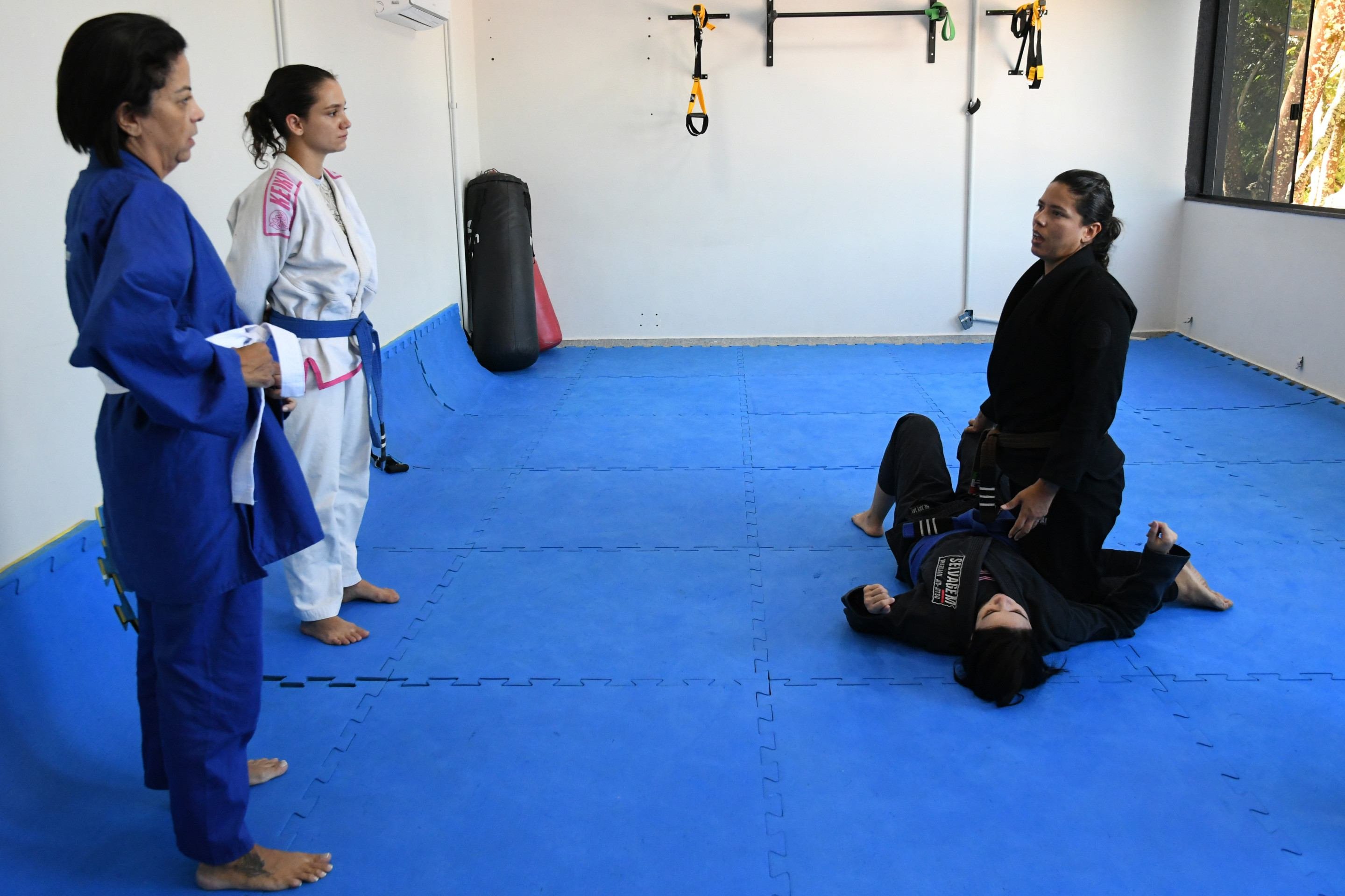A PM (de joelhos) Bruna Bacelar entrou no jiu-jitsu ap&oacute;s ser assaltada e hoje d&aacute; aulas no 3&ordf; BPM